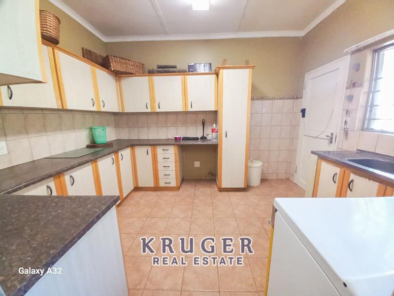 Spacious family home with FLATS situated close to town! - Photo 10