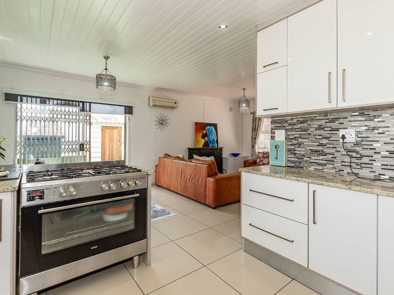 Perfect Family Home in Fairways, Cape Town. - Photo 10