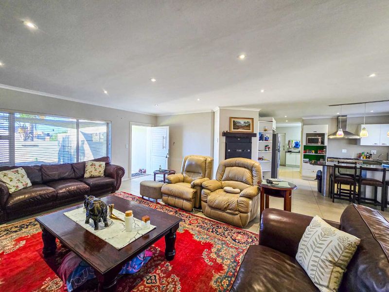 Modern family home for sale in Stilbaai-Wes. - Photo 4