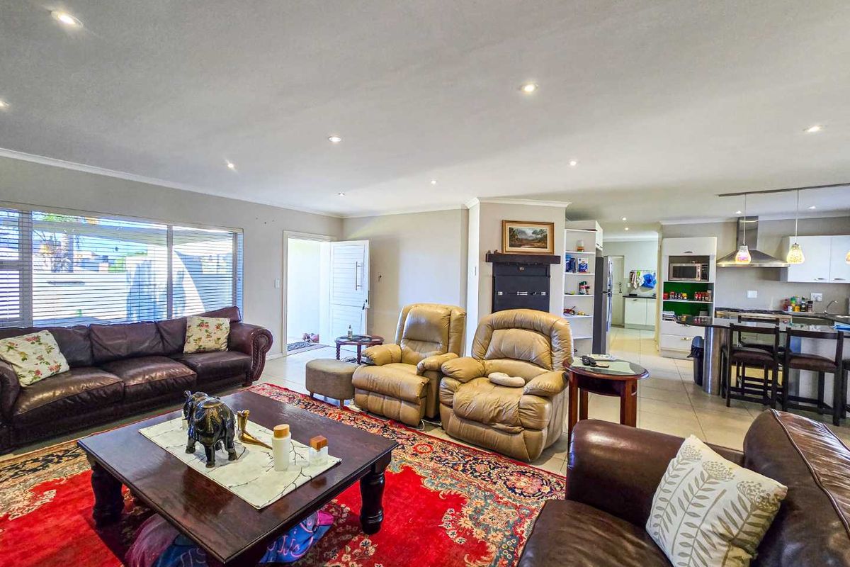 Modern family home for sale in Stilbaai-Wes. - Photo 4