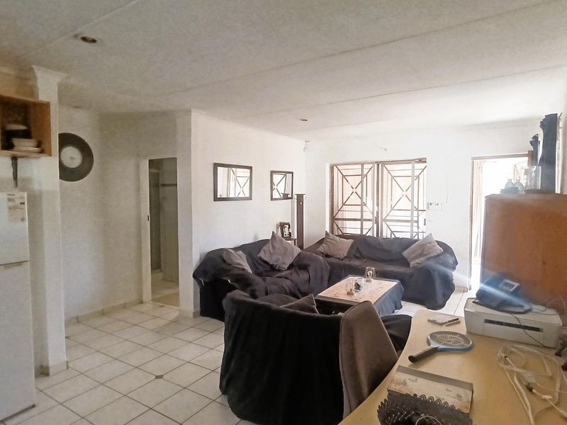 2 Bedroom Townhouse in a Secure and Peaceful Complex - Photo 3