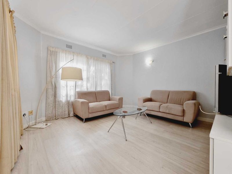 SPACIOUS (67 m2)  RENOVATED 1 BEDROOM SANDTON APARTMENT IN SECURE TREE-FILLED COMPLEX IN PRIME LOCATION - Photo 2