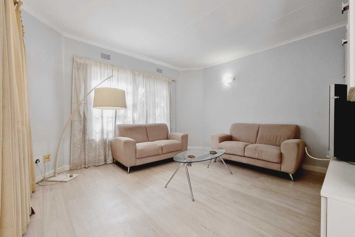 SPACIOUS (67 m2)  RENOVATED 1 BEDROOM SANDTON APARTMENT IN SECURE TREE-FILLED COMPLEX IN PRIME LOCATION - Photo 2