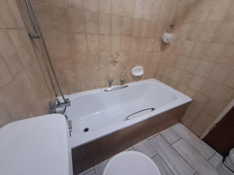 2 Bedroom Flat for sale - Photo 8
