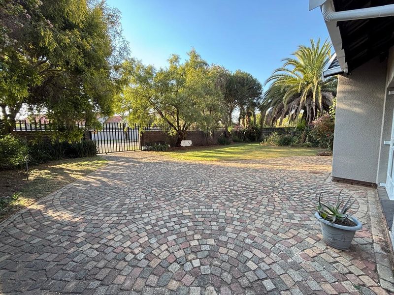 Spacious 4 bedroom home for sale - Photo 2