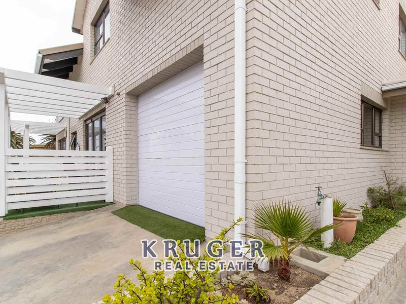 STUNNING VIEWS, AMAZING LOCATION! - Photo 10