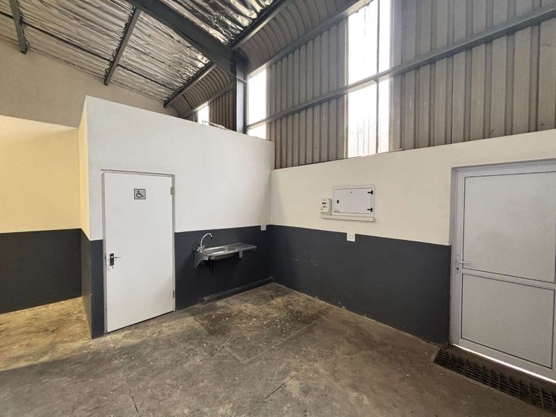 Spacious Industrial Unit with Roller Door Access - Photo 5