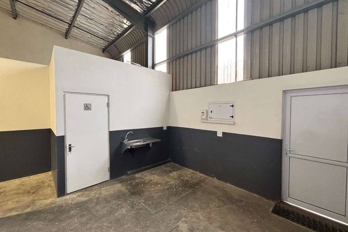 Spacious Industrial Unit with Roller Door Access - Photo 5