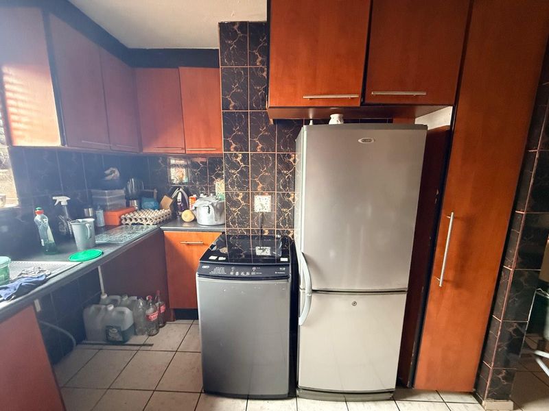 Charming 2BR Apartment: Secure, Spacious, and Central - Photo 4