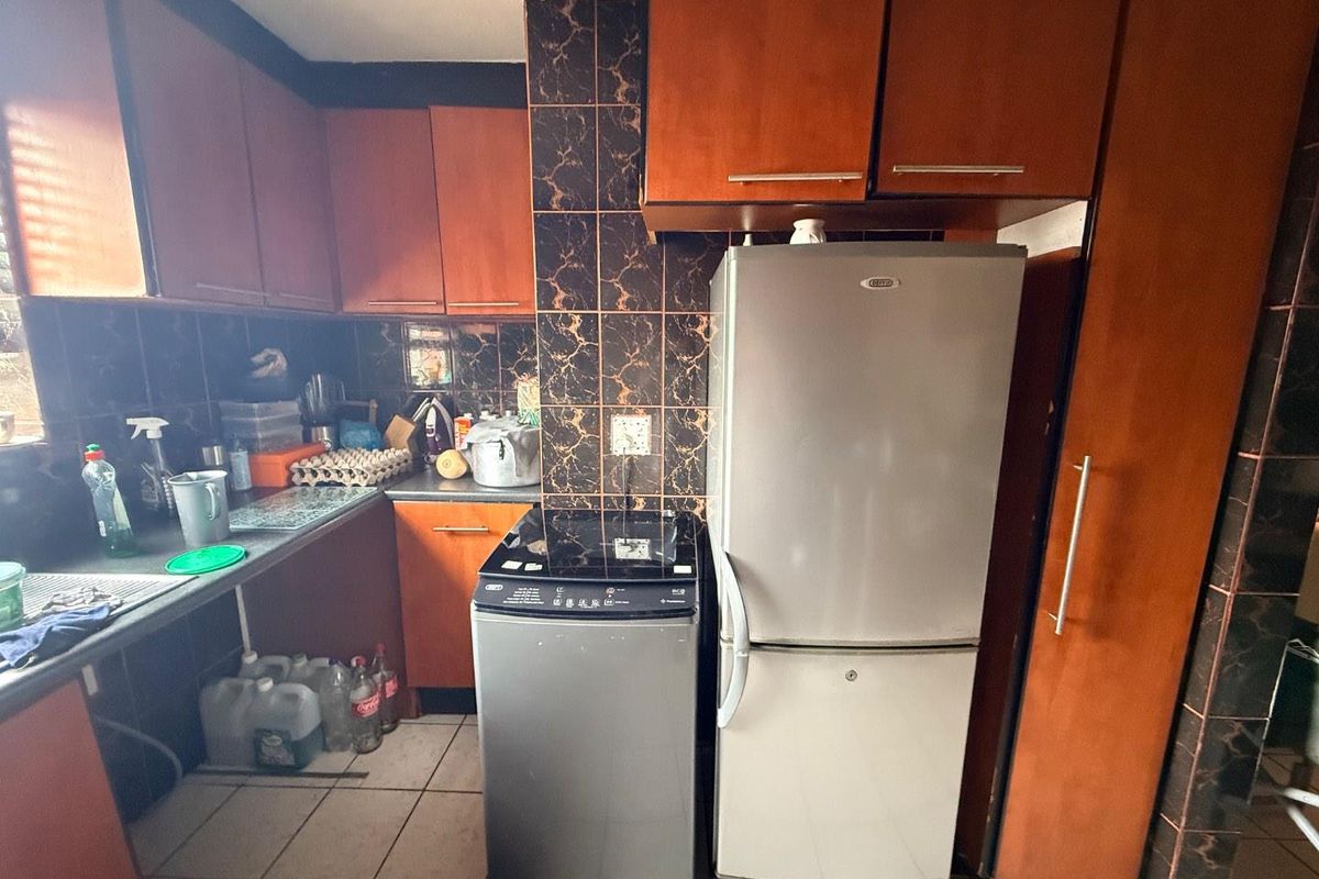 Charming 2BR Apartment: Secure, Spacious, and Central - Photo 4