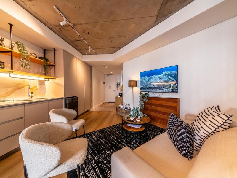 Modern Industrial-Chic Apartment with Ocean Views in Sea Point - Photo 10