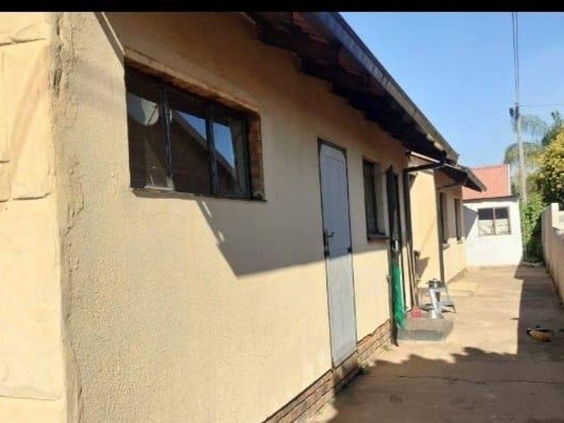 Four Bedroom House in Mamelodi East - Photo 5