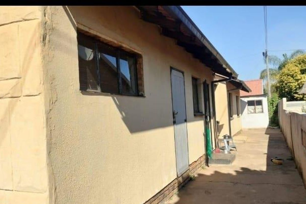 Four Bedroom House in Mamelodi East - Photo 5