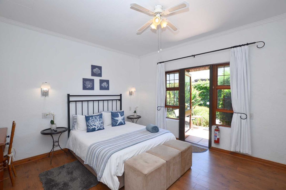 Elegant Seven Bedroom Home - Photo 4