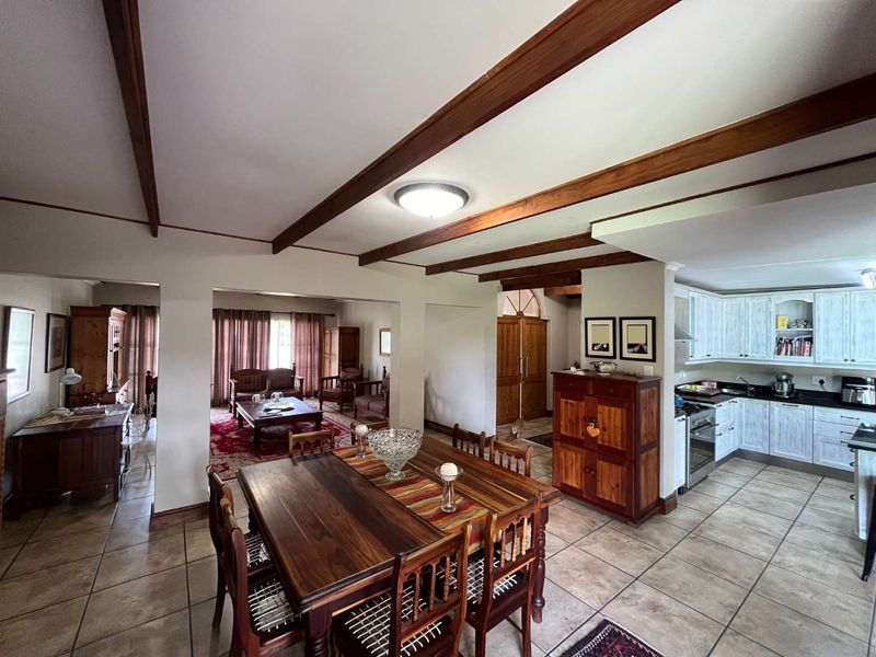 Elegant Architect-Designed Family Home in a Prestigious Neighbourhood - Photo 5