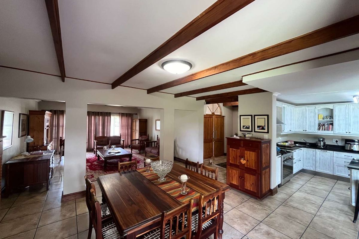 Elegant Architect-Designed Family Home in a Prestigious Neighbourhood - Photo 5