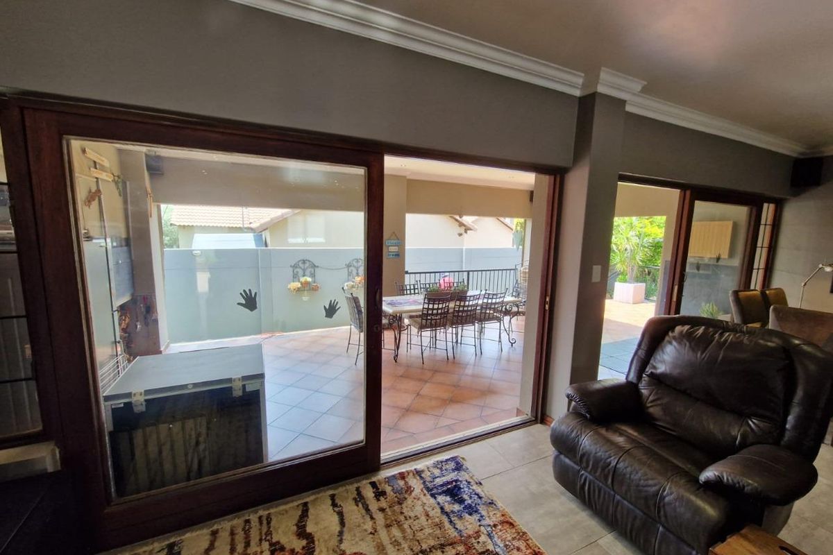 THATCHFIELD SECURITY ESTATE - NEWLY RENOVATED 3 BEDROOM FAMILY HOUSE - Photo 4