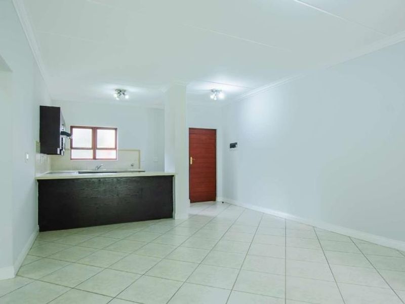 Modern Newly Renovated Ground-Floor Apartment in Tranquil Crowthorne Village with Country Living Charm - Photo 6