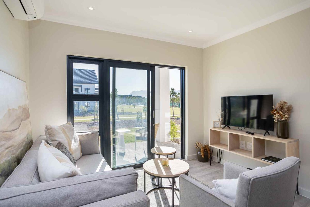 Retirement unit for over 65's - Contemporary Two-Bedroom Luxury Suite at Val de Vie Evergreen - Photo 3