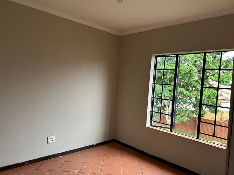 Tranquil Living Space! - Photo 6