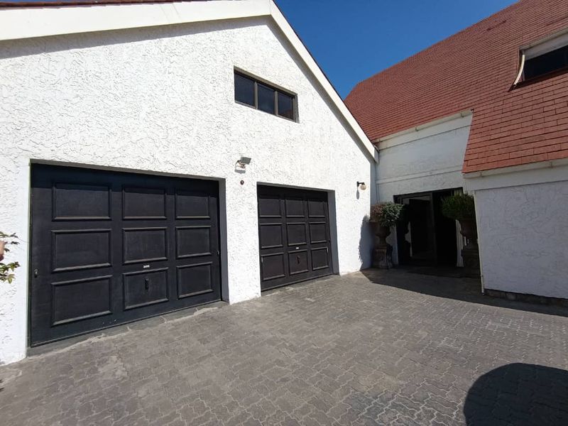 For Sale - Walvisbaai - Lagoon-Front Family Home - Photo 3