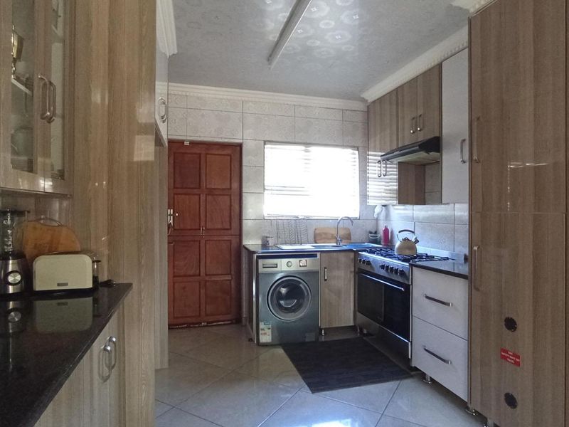 Welcome to your new home in the heart of Clarina. - Photo 2