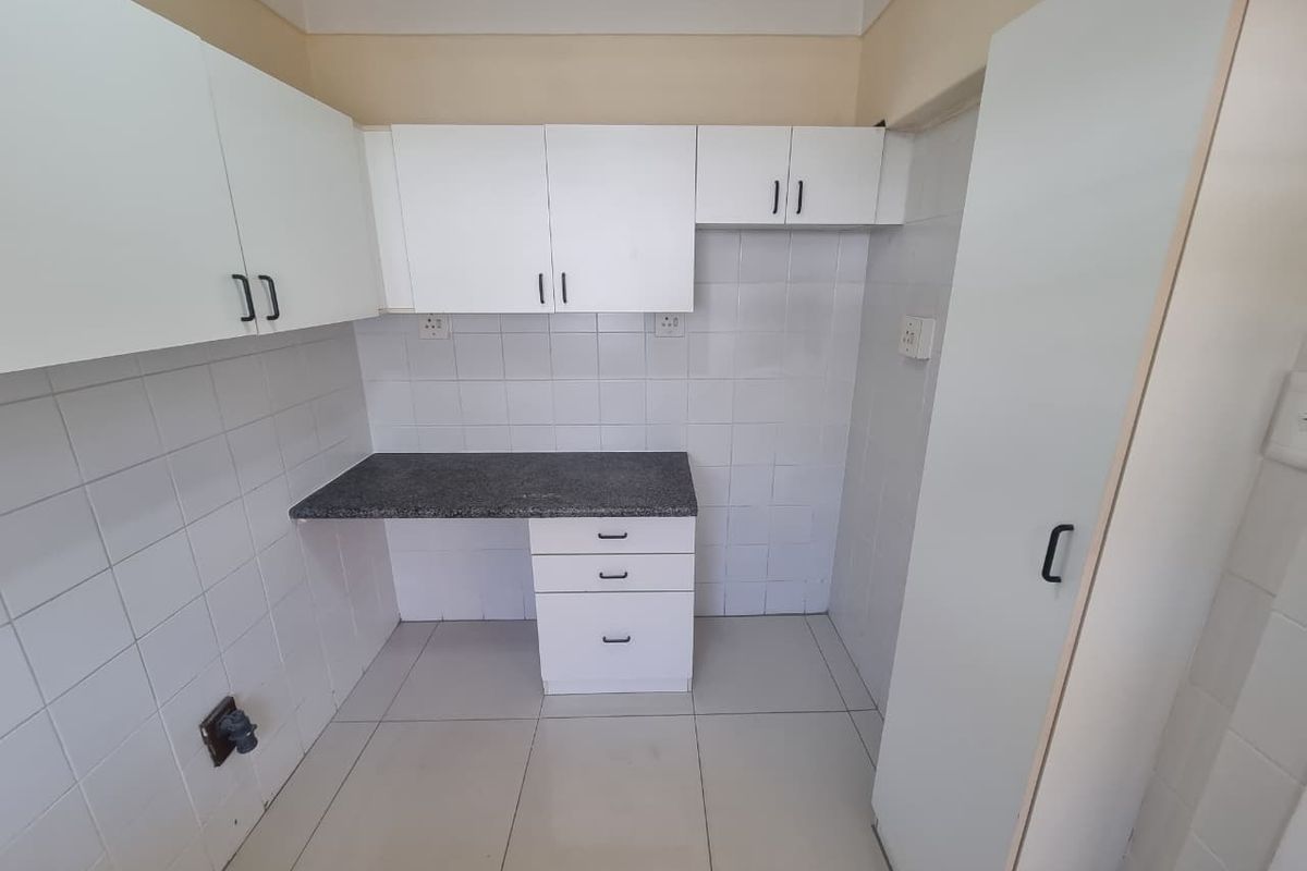 Unfurnished One-Bedroom Apartment To Let in Camps Bay! - Photo 5