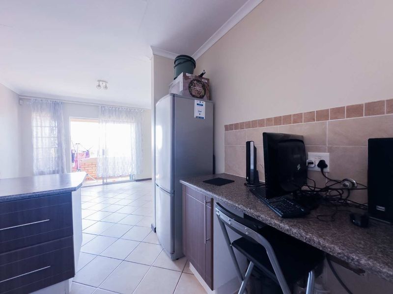 2 Bedroom Townhouse with Balcony - Photo 8