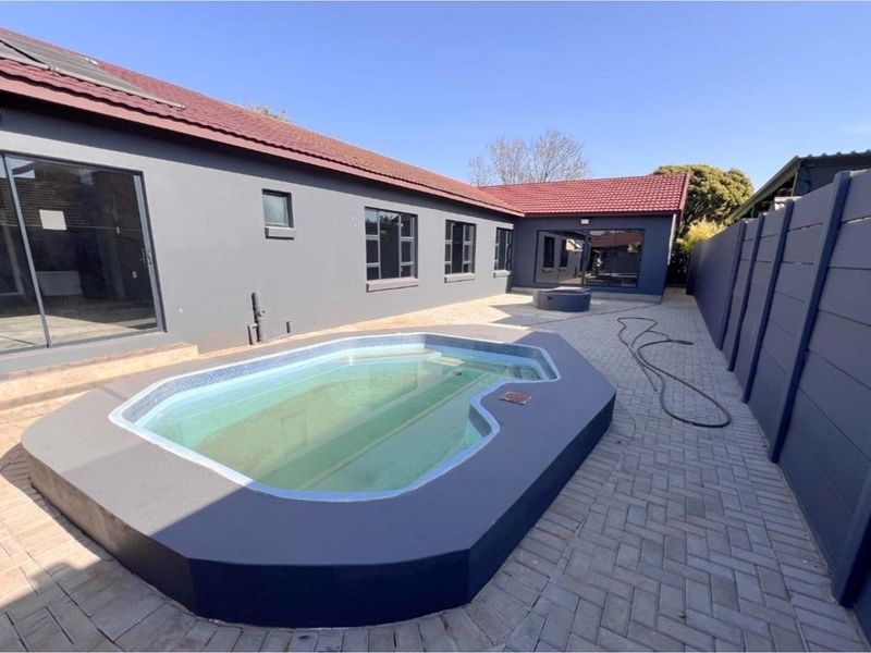 Stylishly Renovated Family Home in Dennesig - Photo 1