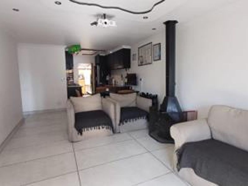 Charming Free-Standing Townhouse Unit for Sale in a Quiet, Pet-Friendly Complex - Photo 2