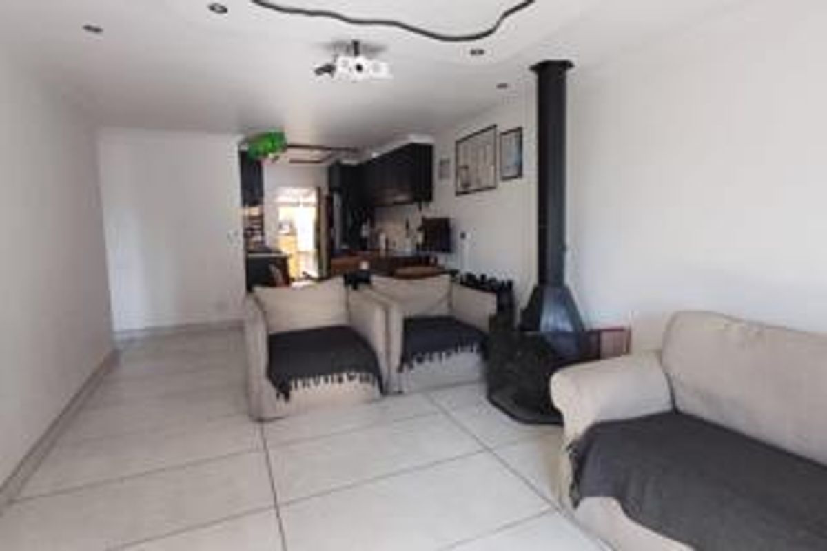 Charming Free-Standing Townhouse Unit for Sale in a Quiet, Pet-Friendly Complex - Photo 2