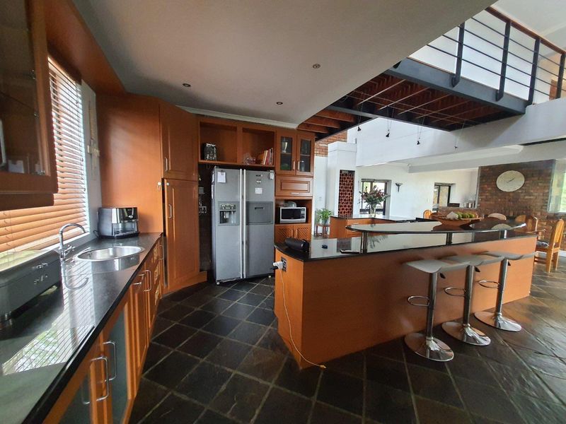 Spacious 3 Bedroom double storey family home with 1 bedroom flat to rent in Oude Westhof - Photo 6