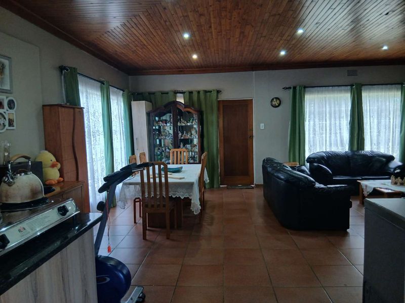 Spacious Family Haven with Two Income Generating Cottages - Photo 7