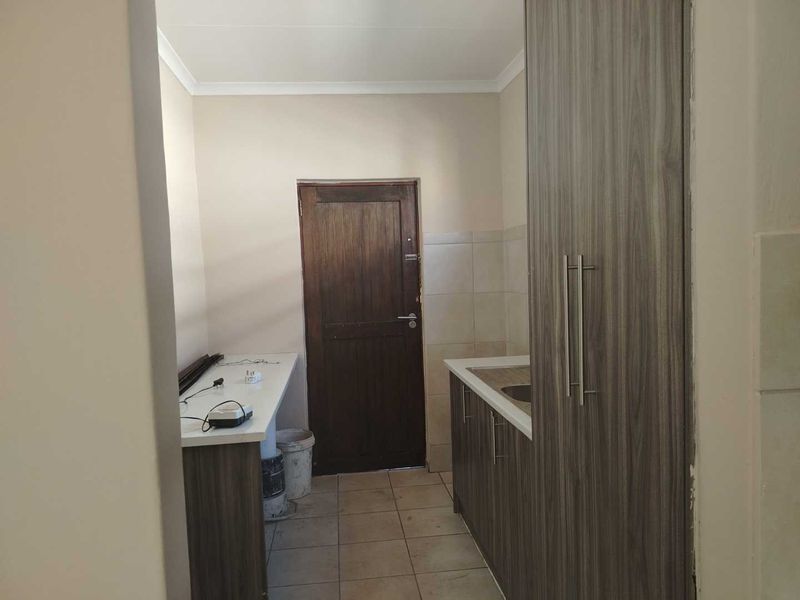 A MODERN TOWNHOUSE - Photo 5