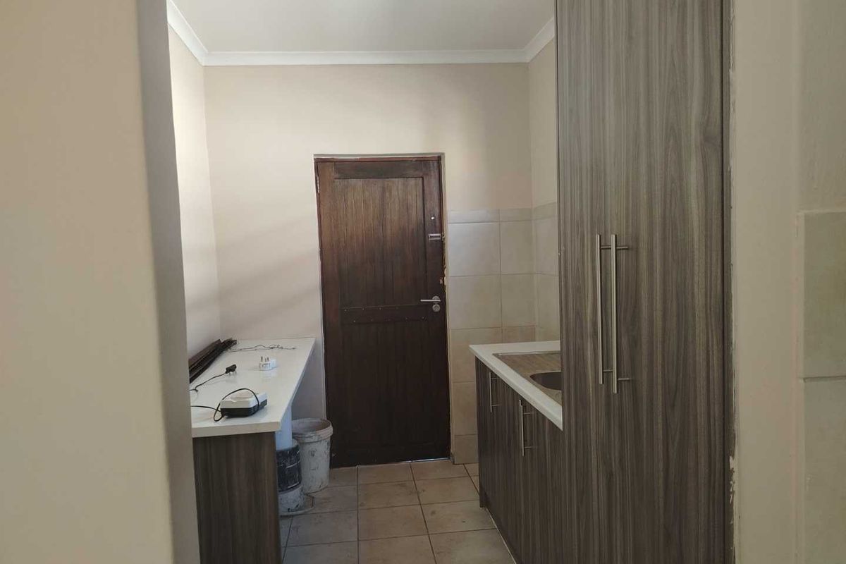 A MODERN TOWNHOUSE - Photo 5