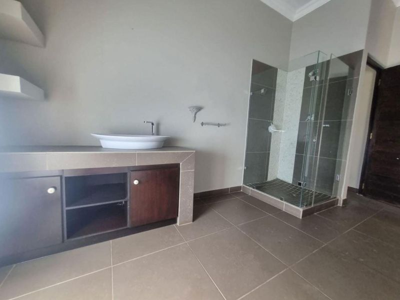 Luxurious four Bedroom House with Breathtaking Views - Photo 10