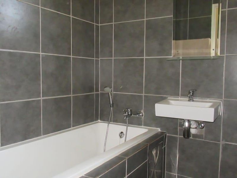 Modern Living: 3 Beds, 2 Baths, Balcony & Parking! - Photo 6
