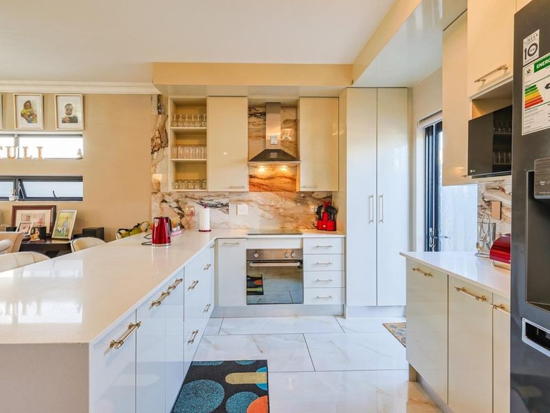 **Stunning Ultra-Modern 3-Bedroom Townhouse in the Prestigious Olive's Gate Estate** - Photo 7