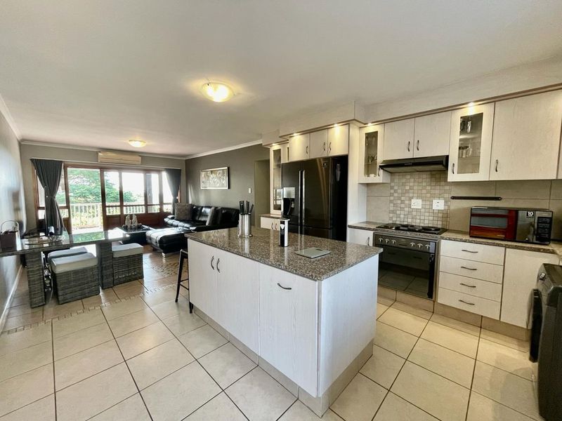 Renovated 3 Bedroom Penthouse Apartment with sea view - Photo 3