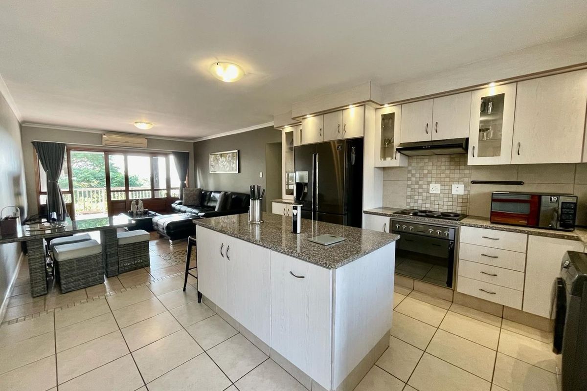 Renovated 3 Bedroom Penthouse Apartment with sea view - Photo 3