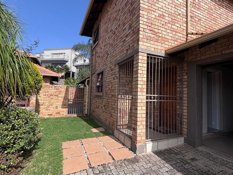 Stylish 3-Bedroom Townhouse with Pool & Entertainment Patio - Photo 2
