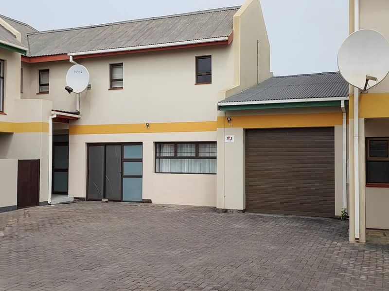 Excellent location close to beach and all amenities - Photo 2