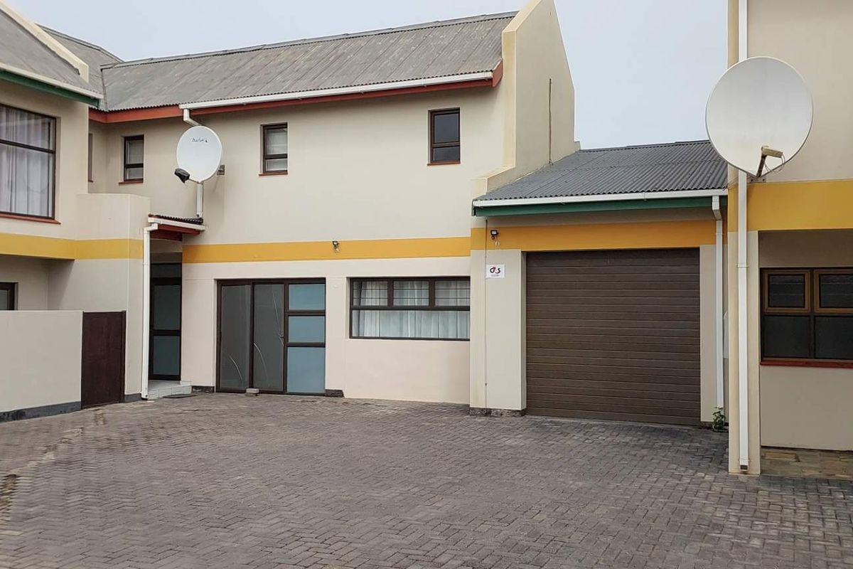 Excellent location close to beach and all amenities - Photo 2