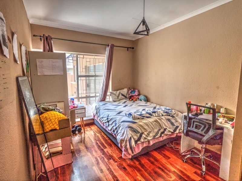 Luxury Family Living in Secure Glen Marais Estate - Photo 10