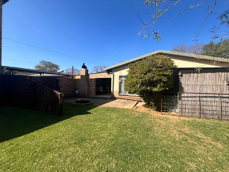 Entertain & Relax: Spacious 4-Bedroom with Outdoor Braai Area - Photo 3