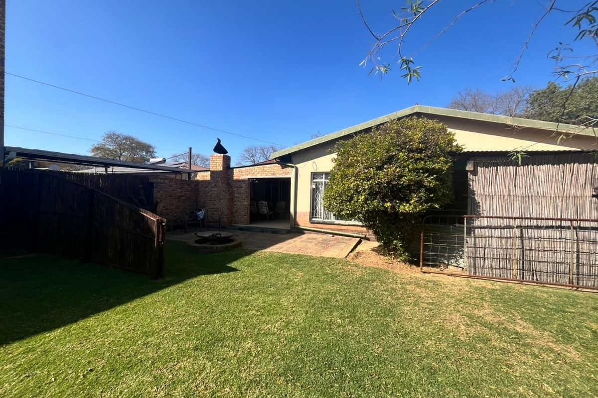 Entertain & Relax: Spacious 4-Bedroom with Outdoor Braai Area - Photo 3