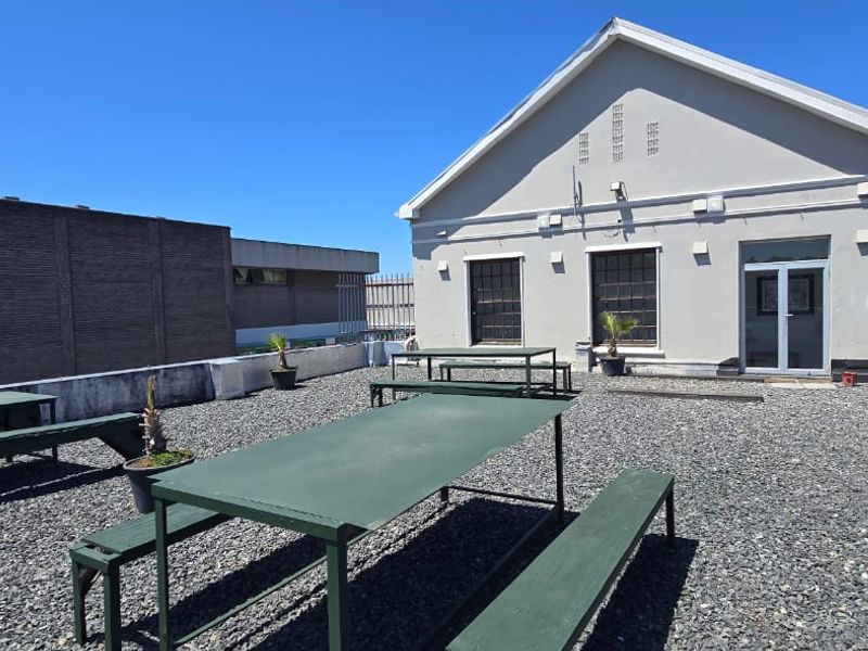 Room to rent at 159 Voortrekker Road with communal bathrooms and kitchens - Photo 3