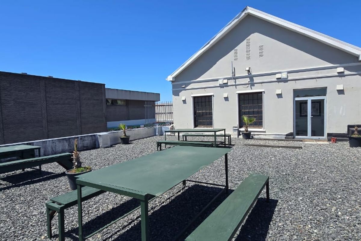 Room to rent at 159 Voortrekker Road with communal bathrooms and kitchens - Photo 3