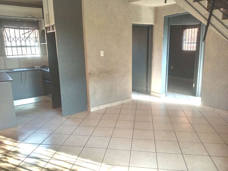 THREE BEDROOM DUPLEX TOWNHOUSE FOR SALE IN DAWN PARK - Photo 4