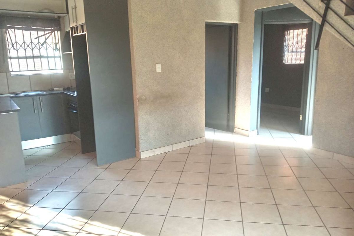 THREE BEDROOM DUPLEX TOWNHOUSE FOR SALE IN DAWN PARK - Photo 4